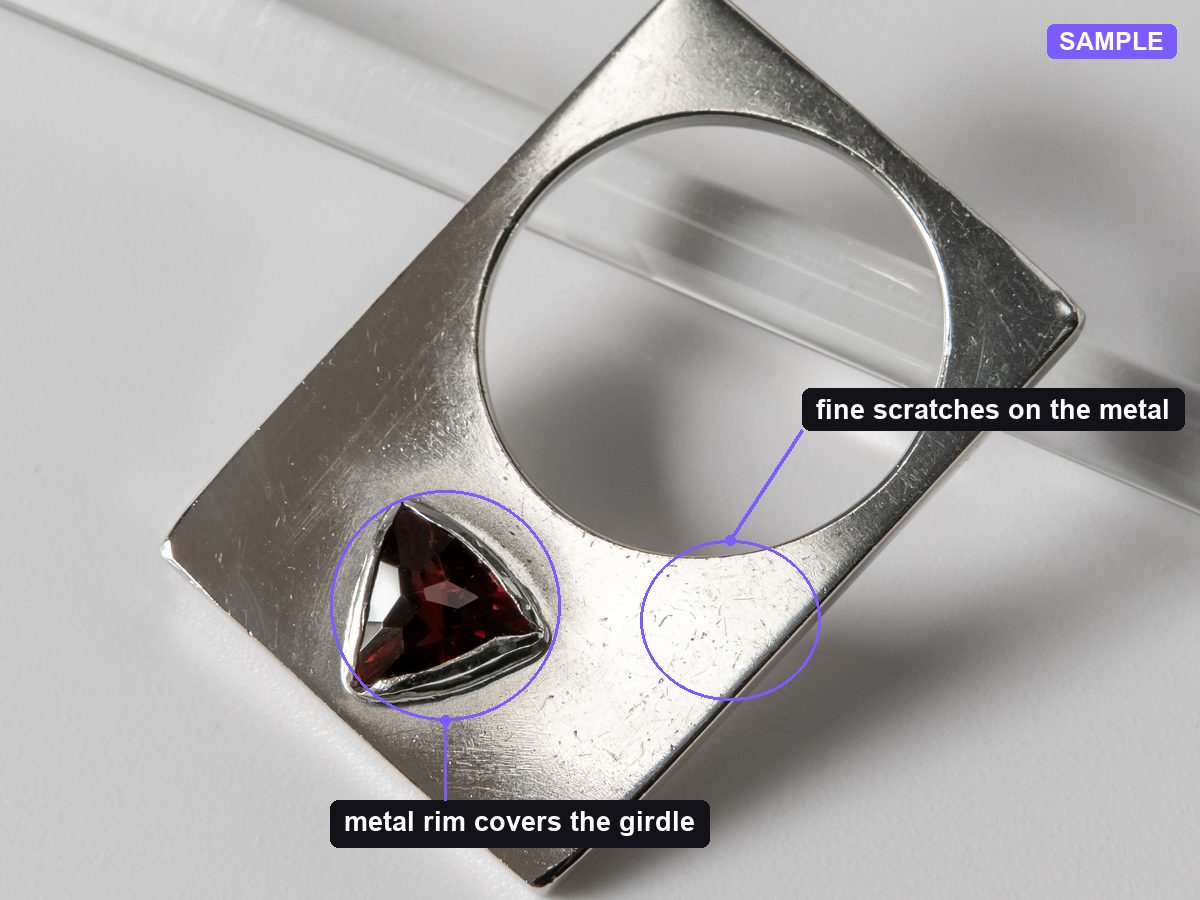 The same photo with the visible crown, the rim covering the girdle and the metal reflections marked